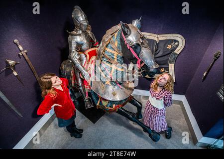 Londres, Royaume-Uni. 20 novembre 2023. Une armure complète équestre pour homme et cheval, dans le style allemand de la fin du 16e siècle. Estimation : £10 000 - £15 000 - Vente d'armes antiques, d'armures et de militarias à Bonhams Knightsbridge. Crédit : Guy Bell/Alamy Live News Banque D'Images