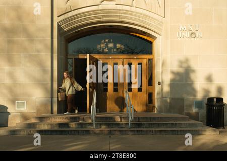 Étudiant sortant de l'entrée de l'Union MSU, le syndicat étudiant sur le campus de l'Université d'État du Michigan, East Lansing Michigan Banque D'Images