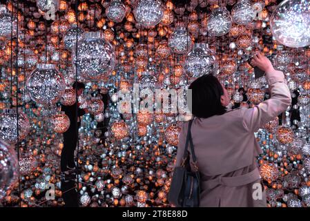 Tokyo, Japon. 20 novembre 2023. Les journalistes visitent l'exposition « Bubble Universe » de TeamLab lors d'une avant-première médiatique à Tokyo, Japon, le 20 novembre 2023. Crédit : Tu Yifan/Xinhua/Alamy Live News Banque D'Images
