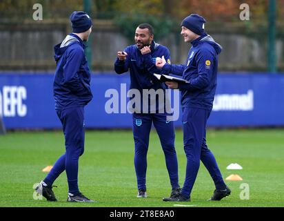 L'entraîneur-chef des U21 de l'Angleterre Lee Carsley (à droite) et l'entraîneur adjoint Ashley Cole (au centre) lors d'une séance d'entraînement à Finch Farm, Liverpool. Date de la photo : lundi 20 novembre 2023. Banque D'Images