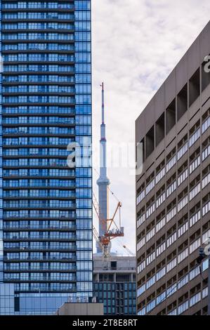 Grues de construction et Tour CN, toronto, canada Banque D'Images