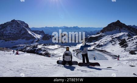 Panorama de montagne avec vue de dessus. Neige blanche, ciel bleu et belles couleurs. Prêt pour le ski. Heure d'hiver Banque D'Images