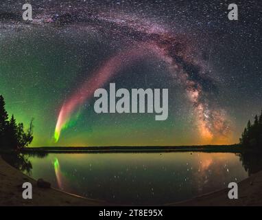 Voie lactée et aurore boréale au-dessus du lac Childs Manitoba Banque D'Images