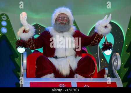 Londres, Royaume-Uni. 20 novembre 2023. Père Noël à un photocall pour Wishmas : une aventure de Noël fantastique à l'usine Old Bauble près de la gare de Waterloo. L'expérience immersive de l'équipe derrière Secret Cinema se déroulera jusqu'au 7 janvier 2024. Crédit : Stephen Chung / EMPICS / Alamy Live News Banque D'Images