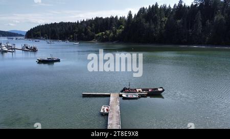 Bateau à voile, bateaux à moteur, quai et petite île. Petit port depuis le sommet. Point de vue aérien. Vue Dron Banque D'Images