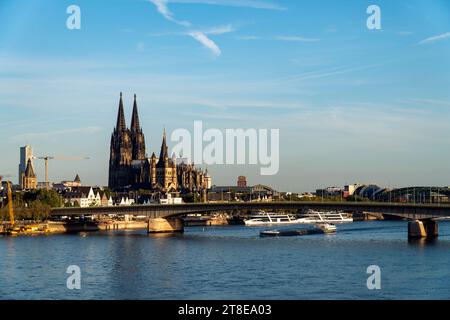 Vue matinale du centre-ville de Cologne et du Rhin depuis le pont Deutz Banque D'Images