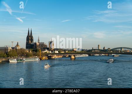 Vue matinale du centre-ville de Cologne et du Rhin depuis le pont Deutz Banque D'Images