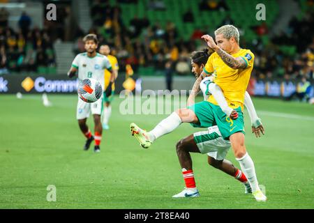 MELBOURNE, AUSTRALIE - NOVEMBRE 16 : Jamie Maclaren (Australie) en compétition avec Bishwanath Ghosh (Bangladesh) lors de la qualification pour la coupe du monde de la FIFA 2026 Banque D'Images