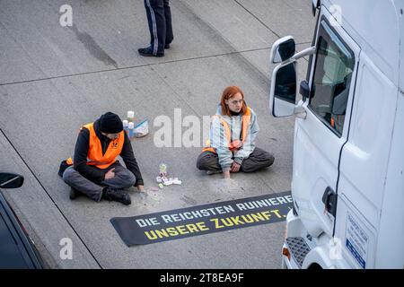 Wiener Neudorf, Österreich. 20. Novembre 2023. Klimaaktivisten der Gruppe Letze Generation Österreich blockieren die Autobahn A2 in Richtung Wien, Betonhände werden für längere Blockaden eingesetzt. *** Wiener Neudorf, Autriche 20 novembre 2023 les militants du climat du groupe Last Generation Austria bloquent l'autoroute A2 en direction de Vienne, des mains en béton sont utilisées pour des blocages plus longs Credit : Imago/Alamy Live News Banque D'Images