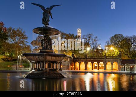 Vue en soirée sur Bethesda terrasse et fontaine. Central Park, Manhattan, New York en automne Banque D'Images