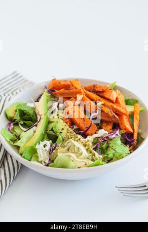 Quartiers de patates douces cuites avec trempette à l'avocat et au houmous. Salade végétalienne saine pour le déjeuner. Banque D'Images