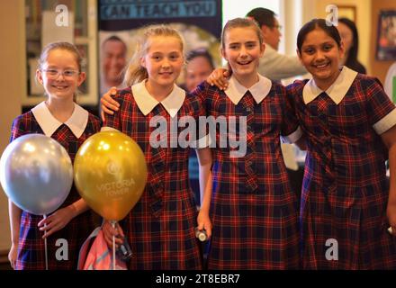 Adélaïde, Australie. 18 novembre 2023. Les participants posent pour une photo de groupe avant le concours Australian Voice Chinese-Singing Competition 2023 à Adélaïde, Australie, le 18 novembre 2023. POUR ALLER AVEC 'concours de chant chinois tenu en Australie méridionale' crédit : Tony ni/Xinhua/Alamy Live News Banque D'Images