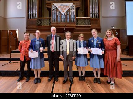 Adélaïde, Australie. 18 novembre 2023. Les trois étudiants, qui ont remporté le premier prix avec leur interprétation de la chanson chinoise classique « Friends », sont récompensés après le Concours australien de chant chinois 2023 à Adélaïde, Australie, le 18 novembre 2023. POUR ALLER AVEC 'concours de chant chinois tenu en Australie méridionale' crédit : Tony ni/Xinhua/Alamy Live News Banque D'Images