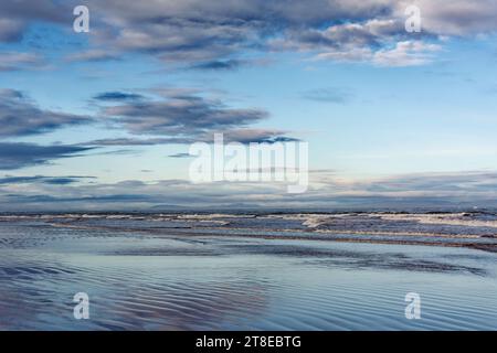 Lossiemouth Moray Coast Scotland la plage ouest un ciel et une mer de novembre et des reflets colorés dans le sable Banque D'Images