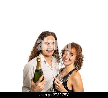 Horizontal, moyen gros plan photo caucasien couple moyen adulte, robes élégantes. Fêter la nouvelle année avec du champagne. Fond blanc. Espace de copie. Banque D'Images