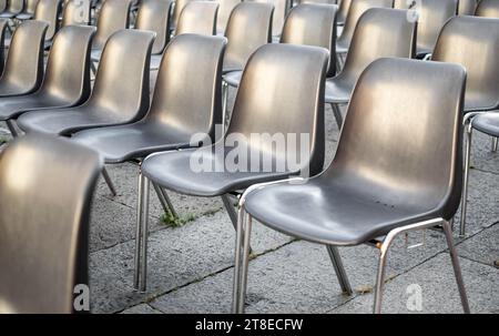 Ensemble de chaises dépliées pour des événements comme un congrès, une réunion, une conférence ou un mariage Banque D'Images