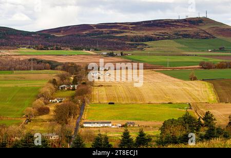 Dundee, Tayside, Écosse, Royaume-Uni. 20 novembre 2023. Météo au Royaume-Uni : dans la région rurale de Dundee, un soleil hivernal précoce avec un temps doux crée des paysages spectaculaires des collines Sidlaw et de la vallée de Strathmore. Crédit : Dundee Photographics/Alamy Live News Banque D'Images