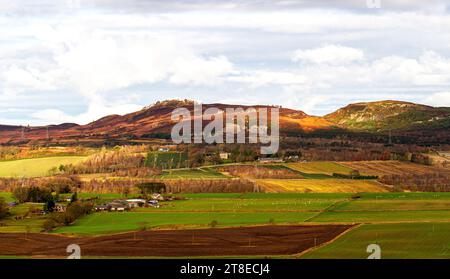 Dundee, Tayside, Écosse, Royaume-Uni. 20 novembre 2023. Météo au Royaume-Uni : dans la région rurale de Dundee, un soleil hivernal précoce avec un temps doux crée des paysages spectaculaires des collines Sidlaw et de la vallée de Strathmore. Crédit : Dundee Photographics/Alamy Live News Banque D'Images