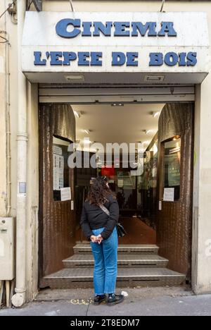 Paris, France, entrée de l'epée de bois qui est une salle de cinéma dans la rue mouffetard de Paris, Editorial seulement. Banque D'Images