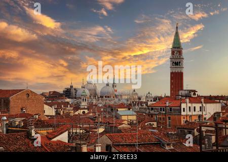 Venise, Italie. Vue sur le toit, toits de vieilles maisons traditionnelles à Venise. Venezia, donnant sur les toits des maisons et beau ciel. Banque D'Images