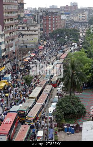 Véhicules coincés dans un embouteillage à Dhaka, au Bangladesh, le 20 novembre 2023. Selon le rapport de recherche, la vitesse moyenne du trafic a chuté de Banque D'Images