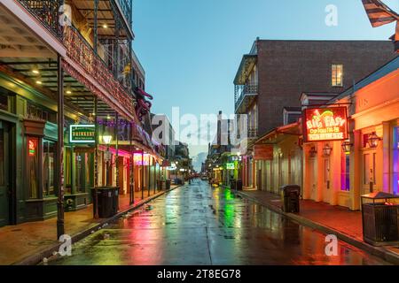 Nouvelle-Orléans, USA - 25 octobre 2023 : nettoyage de la rue Bourbon tôt le matin après une soirée de fête à la Nouvelle-Orléans. Banque D'Images