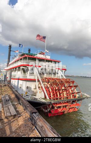 La Nouvelle-Orléans, USA - 24 octobre 2023 : ville de bateau à vapeur de la Nouvelle-orléans à l'embarcadère du fleuve Mississippi. Le bateau à vapeur est toujours en opération pour touristi Banque D'Images