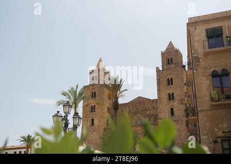 Vue sur la cathédrale de Cefalu, Sicile, Italie Banque D'Images