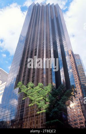 Extérieur de la Trump Tower New York Fifth Avenue. Gratte-ciel en verre d'architecture moderne construit par Donald Trump dans Midtown Manhattan USA Banque D'Images