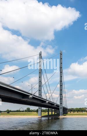 Pont sur le Rhin à Dusseldorf, pont entre Oberkassel et la vieille ville de Dusseldorf Banque D'Images