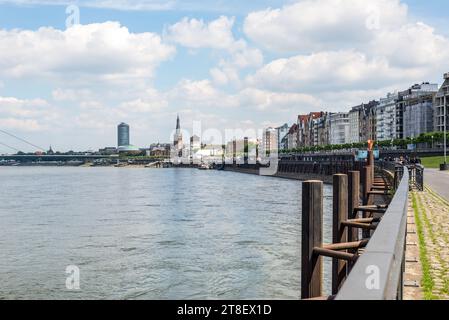 Dusseldorf, Allemagne - 2 juin 2022 : vue sur le paysage urbain de la vieille ville et de la voie navigable de toute l'Allemagne - le Rhin et la promenade au bord de la rivière à Dusse Banque D'Images