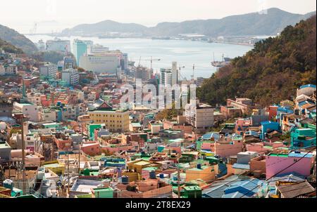 Village culturel de Gamcheon, 9 novembre 2023 : Village culturel de Gamcheon à Busan, à environ 420 km (261 miles) au sud-est de Séoul, Corée du Sud. Les touristes appellent l'emplacement le «Santorin de Corée» et c'est une attraction touristique. Le village était une zone qui abritait autrefois des réfugiés de guerre pendant la guerre de Corée de 1950-53. La Corée du Sud cherche à accueillir l’exposition universelle de 2030 à Busan alors qu’elle est en compétition avec l’Arabie saoudite et l’Italie. La ville hôte sera annoncée le 28 novembre. Crédit : Lee Jae-won/AFLO/Alamy Live News Banque D'Images