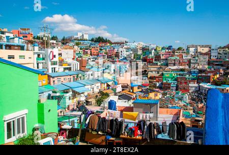 Village culturel de Gamcheon, 9 novembre 2023 : Village culturel de Gamcheon à Busan, à environ 420 km (261 miles) au sud-est de Séoul, Corée du Sud. Les touristes appellent l'emplacement le «Santorin de Corée» et c'est une attraction touristique. Le village était une zone qui abritait autrefois des réfugiés de guerre pendant la guerre de Corée de 1950-53. La Corée du Sud cherche à accueillir l’exposition universelle de 2030 à Busan alors qu’elle est en compétition avec l’Arabie saoudite et l’Italie. La ville hôte sera annoncée le 28 novembre. Crédit : Lee Jae-won/AFLO/Alamy Live News Banque D'Images