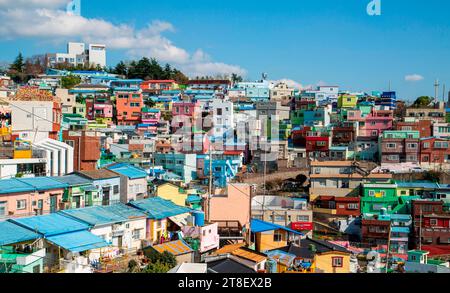 Village culturel de Gamcheon, 9 novembre 2023 : Village culturel de Gamcheon à Busan, à environ 420 km (261 miles) au sud-est de Séoul, Corée du Sud. Les touristes appellent l'emplacement le «Santorin de Corée» et c'est une attraction touristique. Le village était une zone qui abritait autrefois des réfugiés de guerre pendant la guerre de Corée de 1950-53. La Corée du Sud cherche à accueillir l’exposition universelle de 2030 à Busan alors qu’elle est en compétition avec l’Arabie saoudite et l’Italie. La ville hôte sera annoncée le 28 novembre. Crédit : Lee Jae-won/AFLO/Alamy Live News Banque D'Images