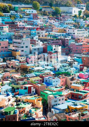 Village culturel de Gamcheon, 9 novembre 2023 : Village culturel de Gamcheon à Busan, à environ 420 km (261 miles) au sud-est de Séoul, Corée du Sud. Les touristes appellent l'emplacement le «Santorin de Corée» et c'est une attraction touristique. Le village était une zone qui abritait autrefois des réfugiés de guerre pendant la guerre de Corée de 1950-53. La Corée du Sud cherche à accueillir l’exposition universelle de 2030 à Busan alors qu’elle est en compétition avec l’Arabie saoudite et l’Italie. La ville hôte sera annoncée le 28 novembre. Crédit : Lee Jae-won/AFLO/Alamy Live News Banque D'Images