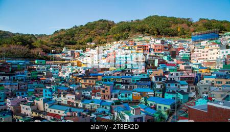 Village culturel de Gamcheon, 9 novembre 2023 : Village culturel de Gamcheon à Busan, à environ 420 km (261 miles) au sud-est de Séoul, Corée du Sud. Les touristes appellent l'emplacement le «Santorin de Corée» et c'est une attraction touristique. Le village était une zone qui abritait autrefois des réfugiés de guerre pendant la guerre de Corée de 1950-53. La Corée du Sud cherche à accueillir l’exposition universelle de 2030 à Busan alors qu’elle est en compétition avec l’Arabie saoudite et l’Italie. La ville hôte sera annoncée le 28 novembre. Crédit : Lee Jae-won/AFLO/Alamy Live News Banque D'Images