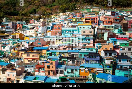 Village culturel de Gamcheon, 9 novembre 2023 : Village culturel de Gamcheon à Busan, à environ 420 km (261 miles) au sud-est de Séoul, Corée du Sud. Les touristes appellent l'emplacement le «Santorin de Corée» et c'est une attraction touristique. Le village était une zone qui abritait autrefois des réfugiés de guerre pendant la guerre de Corée de 1950-53. La Corée du Sud cherche à accueillir l’exposition universelle de 2030 à Busan alors qu’elle est en compétition avec l’Arabie saoudite et l’Italie. La ville hôte sera annoncée le 28 novembre. Crédit : Lee Jae-won/AFLO/Alamy Live News Banque D'Images