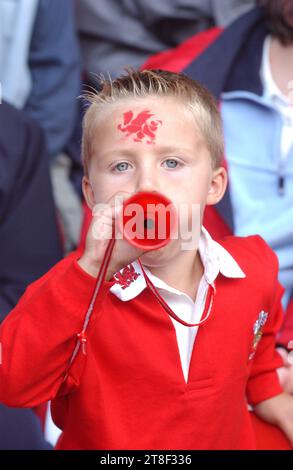 Mignons jeunes fans gallois au Millennium Stadium pour le match des six Nations entre l'Écosse et le pays de Galles, Cardiff, 18 mars 2000. Le pays de Galles a remporté le match 26-18. C'était les six premières nations. Photo : Rob Watkins Banque D'Images