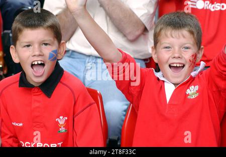 Mignons jeunes fans gallois au Millennium Stadium pour le match des six Nations entre l'Écosse et le pays de Galles, Cardiff, 18 mars 2000. Le pays de Galles a remporté le match 26-18. C'était les six premières nations. Photo : Rob Watkins Banque D'Images