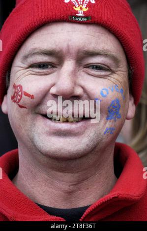 Un fan de football avec un chapeau de rugby gallois et les deux équipes peintes dans les rues de Cardiff le 16 avril 2005 pour la demi-finale de la FA Cup entre Blackburn et Arsenal. Arsenal a remporté le match 3-0. Photo : ROB WATKINS Banque D'Images