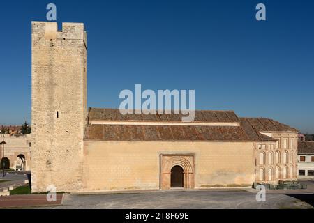 Église San Martin à Cuellar dans une journée ensoleillée. Segovia, Castilla y León, Espagne Banque D'Images