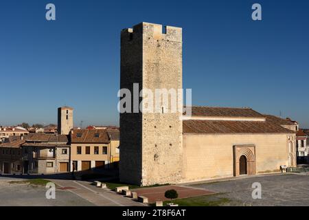 Église San Martin à Cuellar dans une journée ensoleillée. Segovia, Castilla y León, Espagne Banque D'Images