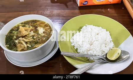 Soto Ayam, soupe de poulet authentique de Madura, Lamongan et Surabaya, nourriture indonésienne. Banque D'Images