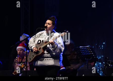 L'auteur-compositeur-interprète Heidi Boualili se produisant à l'événement d'allumage des lumières de Noël Southend on Sea dans la High Street de la ville, Essex, Royaume-Uni Banque D'Images