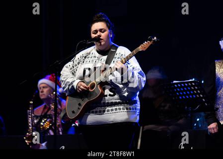 L'auteur-compositeur-interprète Heidi Boualili se produisant à l'événement d'allumage des lumières de Noël Southend on Sea dans la High Street de la ville, Essex, Royaume-Uni Banque D'Images