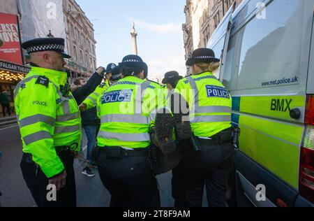 Londres, Angleterre, Royaume-Uni. 20 novembre 2023. Des policiers métropolitains ont arrêté et arrêté des militants de Just Stop Oil qui tentaient de marcher sur la route à Whitehall. (Image de crédit : © Tayfun Salci/ZUMA Press Wire) USAGE ÉDITORIAL SEULEMENT! Non destiné à UN USAGE commercial ! Banque D'Images