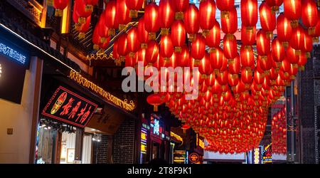 Une vue nocturne panoramique de la grotte illuminée de Hongya à Chongqing, en Chine Banque D'Images