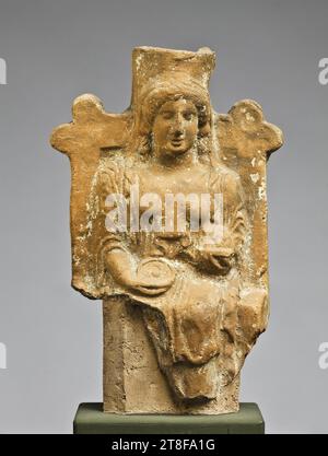 Statuette d'une femme assise avec une phiale et un bol de fruits, 450 BC - 375 BC, Sculpture, statuette, feu, modelé, hauteur 15,2 cm, Sculpture, grec (1050 BC - 31 BC Banque D'Images