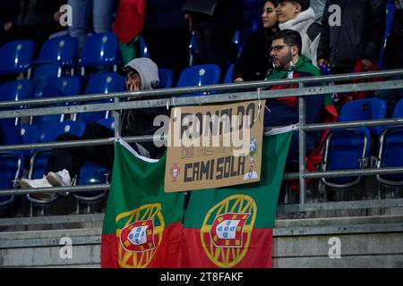 Vaduz, Liechtenstein. 16 novembre 2023. Vaduz, Liechtenstein, le 16 novembre 2023 : les supporters du Portugal lors du match de football UEFA European Qualifiers entre le Liechtenstein et le Portugal au Rheinpark Stadion à Vaduz, Liechtenstein. (Daniela Porcelli/SPP) crédit : SPP Sport Press photo. /Alamy Live News Banque D'Images