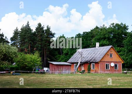 Maison traditionnelle en bois dans la zone rurale de l'île de Saaremaa, entourée de forêt, Estonie Banque D'Images